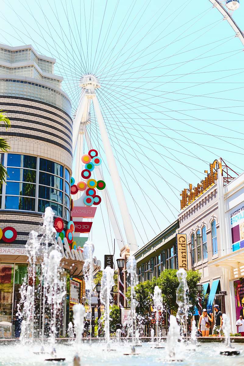 las vegas turned on water fountain near London Eye fountain
